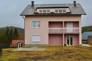 una casa con un gran patio al frente en Apartment Znaor, en Kupres