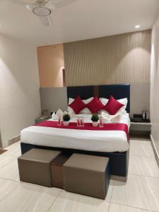 Postel nebo postele na pokoji v ubytování HOTEL SHIRDI INN