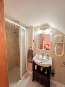 een badkamer met een wastafel en een douche bij Cozy apartment Bajondillo Sun&Beach in Torremolinos