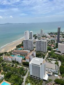 an aerial view of a city with a beach and buildings at Moderne og delikat leilighet på stranden i Jomtien in Pattaya South