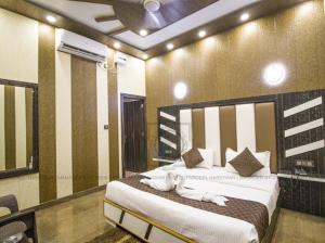 Postel nebo postele na pokoji v ubytování Hotel Pardesi,Har ki pauri Road Haridwar