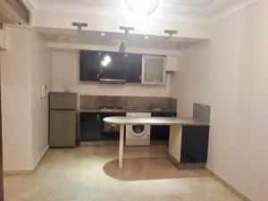 a small kitchen with a table in a room at En plein centre-ville. in Casablanca
