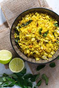 un tazón de arroz y una lima sobre una mesa en Hotel Paradesi and Restaurant AJ Group en Haridwār