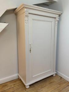 a white door in a corner of a room at La Chambre "Rose" d'Hauterive in Villeneuve-sur-Lot