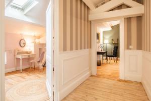 um corredor aberto com uma porta que leva a uma sala de jantar em La Chambre "Rose" d'Hauterive em Villeneuve-sur-Lot