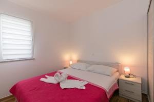 um quarto com uma cama com toalhas em Camp Lana em Drage