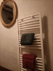 - un porte-serviettes dans la salle de bains pourvue d'un miroir dans l'établissement Entre Terre et Ciel., à Saignon