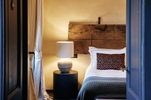 Relais Castello di Morcote客房内的一张或多张床位
