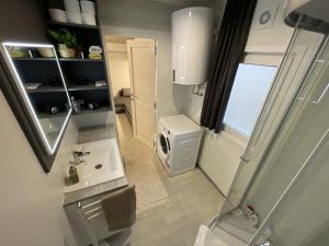 ein kleines Bad mit einer Dusche und einem Waschbecken in der Unterkunft Getaway Mobile Home in Drage