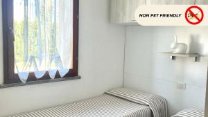 una habitación con un banco y una ventana sin signo de reparación para mascotas en Casa in Maremma Tuscany Village, en Scarlino