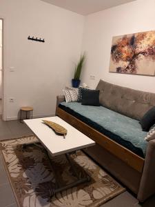 uma sala de estar com um sofá e uma mesa em Cosy em Ivry-sur-Seine