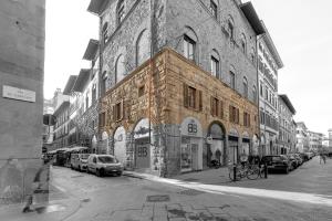 ein Schwarz-Weiß-Foto eines Gebäudes auf einer Straße in der Unterkunft B&B Dell'Olio in Florenz