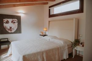 - une chambre avec un lit blanc et une fenêtre dans l'établissement CAMPOLIVO ECOLODGES All HOUSE, à Gargnano