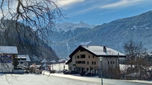 homy Alpine Deluxe Chalet in St Anton im Montafon under vintern