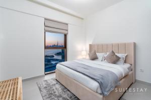 Postel nebo postele na pokoji v ubytování Burj Khalifa and Creek Beach Skyline Suite