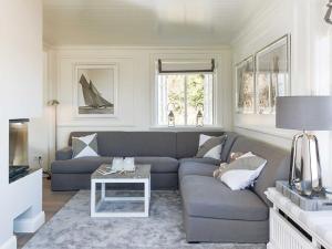 uma sala de estar com um sofá e uma mesa em Watthüs von Appartements & Mehr em Kampen