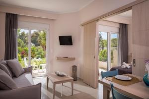 sala de estar con sofá y mesa en Mear Luxury Holiday Homes - Cretan Sunny Gems, en Kountoura Selino