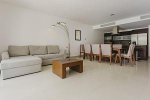 een woonkamer met een bank en een tafel bij Casa Mistica 703 N condo in Cedro