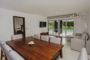 a dining room with a table and a living room at Casa Mistica 703 N condo in Cedro