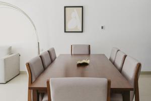 a dining room with a wooden table and chairs at Casa Mistica 703 N condo in Cedro