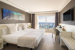 Una cama o camas en una habitación de Calipolis