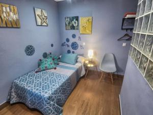 een kleine slaapkamer met een bed en een tafel bij Las Violetas in Villanueva de los Infantes