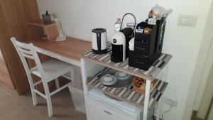 een keukentafel met een koffiezetapparaat op een plank bij NOTE DI MARE in Mola di Bari