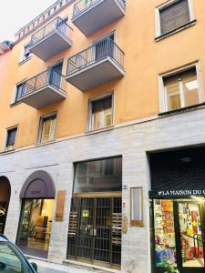- un bâtiment avec des balcons sur le côté dans l'établissement Emily Luxury Apartment, à Vérone