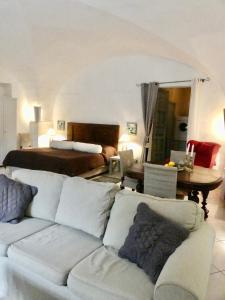 Studio i Languedoc. في Nézignan-lʼÉvêque: غرفة معيشة مع أريكة وسرير
