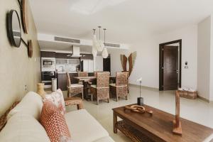 een woonkamer met een bank en een tafel bij Ocean View Penthouse Casa Galicia 634N condo in Cedro