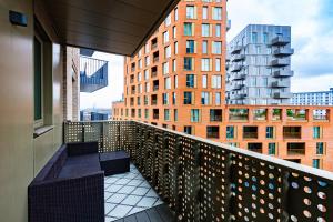 balcón con 2 bancos y vistas a un edificio en Modern New 1BR wbalcony, 2min Tottenham Hale Tube, en Londres