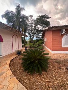 einen Garten vor einem Haus in der Unterkunft Villa Aratoca suíte presidencial in Garça