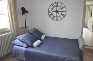 Ένα ή περισσότερα κρεβάτια σε δωμάτιο στο Appartement Versailles Centre +2 φωτογραφίες