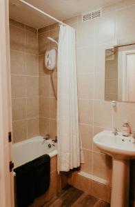 W łazience znajduje się wanna i umywalka. w obiekcie Higher Trewithen w mieście Stithians