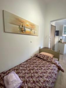 Schlafzimmer mit einem Bett mit Wandgemälde in der Unterkunft Azure Studio in Athen