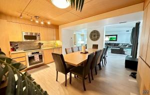 - une cuisine et une salle à manger avec une table et des chaises dans l'établissement Cozy 3 Bedrooms Condo, à Toronto