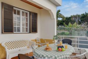 una mesa con fruta y bebidas en el balcón en Moreira House by Atlantic Holiday, en Caniçal