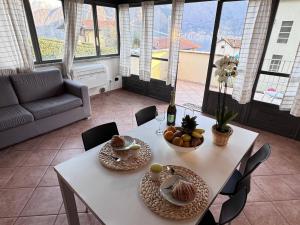 einen Tisch mit zwei Schalen Obst darauf im Wohnzimmer in der Unterkunft Residence Letizia in Ossuccio