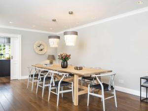 uma sala de jantar com uma mesa de madeira e cadeiras em Hygge Hüs von Appartements & Mehr em Kampen