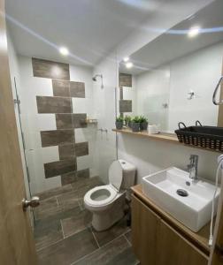 ein Bad mit einem WC und einem Waschbecken in der Unterkunft Impecable y lujoso apartamento para una estadía unica in Medellín