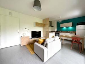 a living room with a white couch and a table at Le Joséphine in Nantes +14 photos