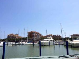 un grupo de barcos atracados en un puerto deportivo en Apartments Porto Santa Margherita 40282, en Porto Santa Margherita