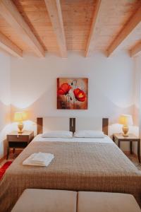 - une chambre avec un grand lit et 2 tables dans l'établissement CAMPOLIVO ECOLODGES All HOUSE, à Gargnano