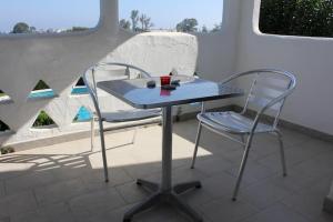 une table et deux chaises assises sur un balcon dans l'établissement Townhouse Estepona, à Estepona