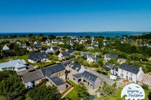 una vista aérea de un barrio residencial con casas en La Longère de la Plage en Trégunc