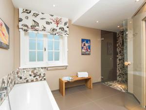 a bathroom with a shower and a window at Jolenhüs von Appartements & Mehr in Kampen