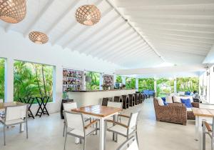 - une salle à manger avec une table et des chaises dans l'établissement Montpelier Plantation & Beach, à Nevis