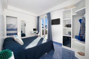 - une chambre avec un lit et une grande fenêtre dans l'établissement Hotel Piccolo Paradiso, à Massa Lubrense
