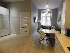 Televízia a/alebo spoločenská miestnosť v ubytovaní Apartament Donnka