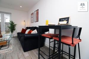 a living room with a black table and a couch at Modern 2 Bed Apartment - Near City Centre - By EKLIVING LUXE in Cardiff
